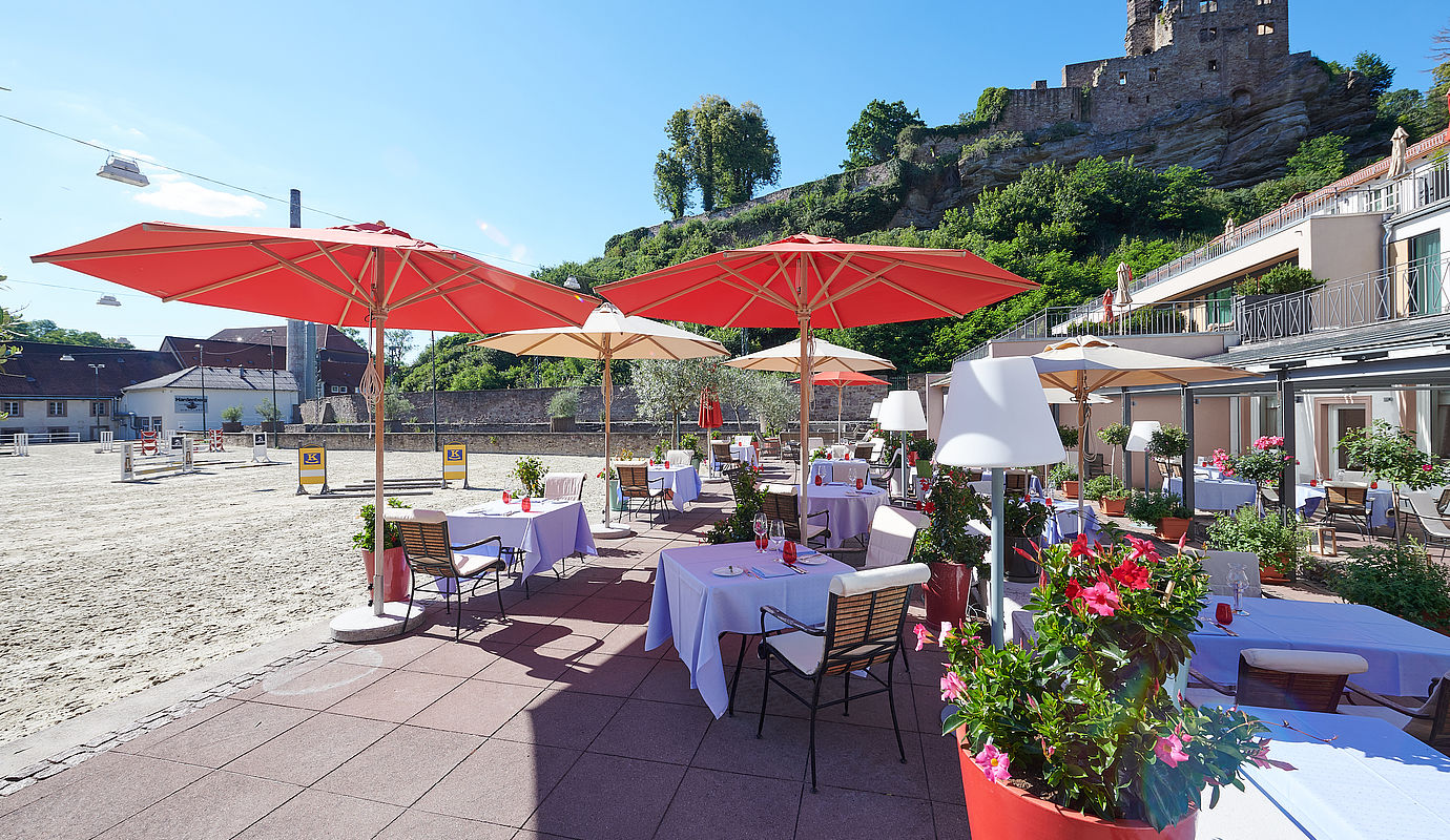 Aussicht auf die Restaurantterrasse mit Blick auf den Reitplatz unter der Hardenberg BurgRuine