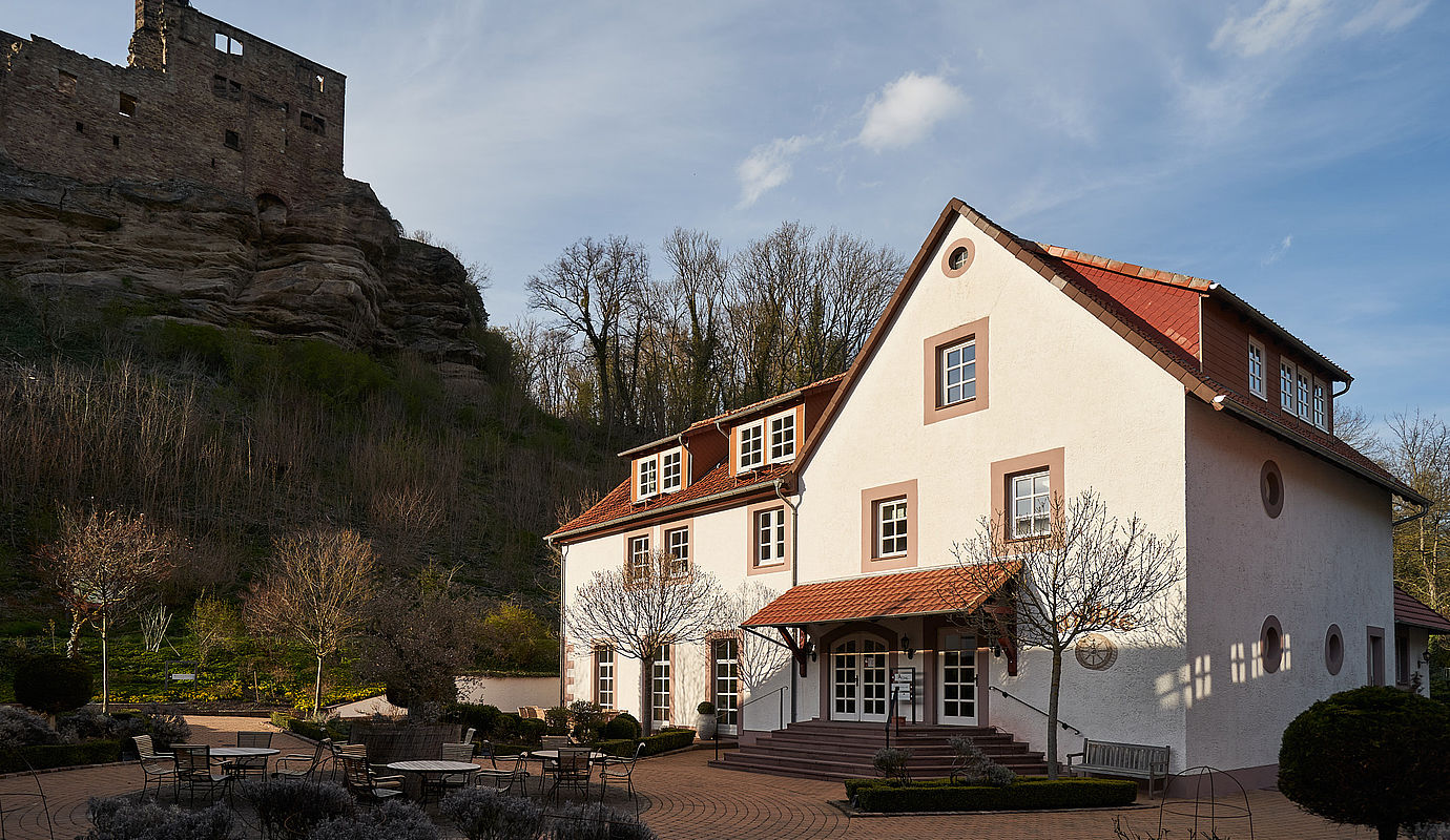 Aussenansicht des Hardenberg BurgHotels und der Terrasse unter der Hardenberg BurgRuine