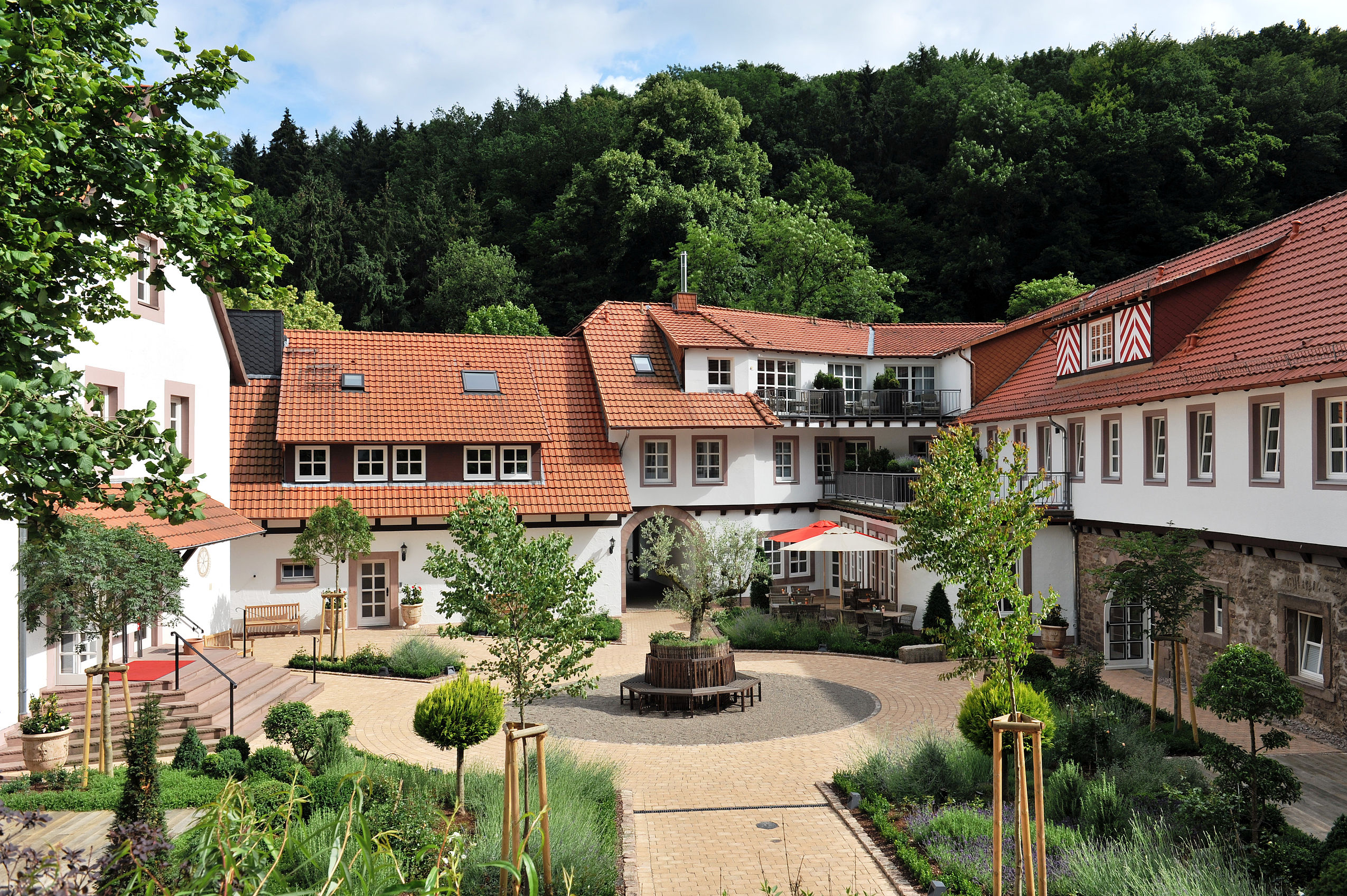 Eine Außenansicht des BurgHotels Hardenberg und des Innenhofs.
