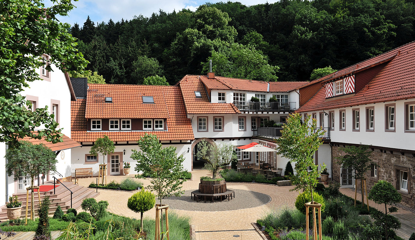 Eine Außenansicht des BurgHotels Hardenberg und des Innenhofs.