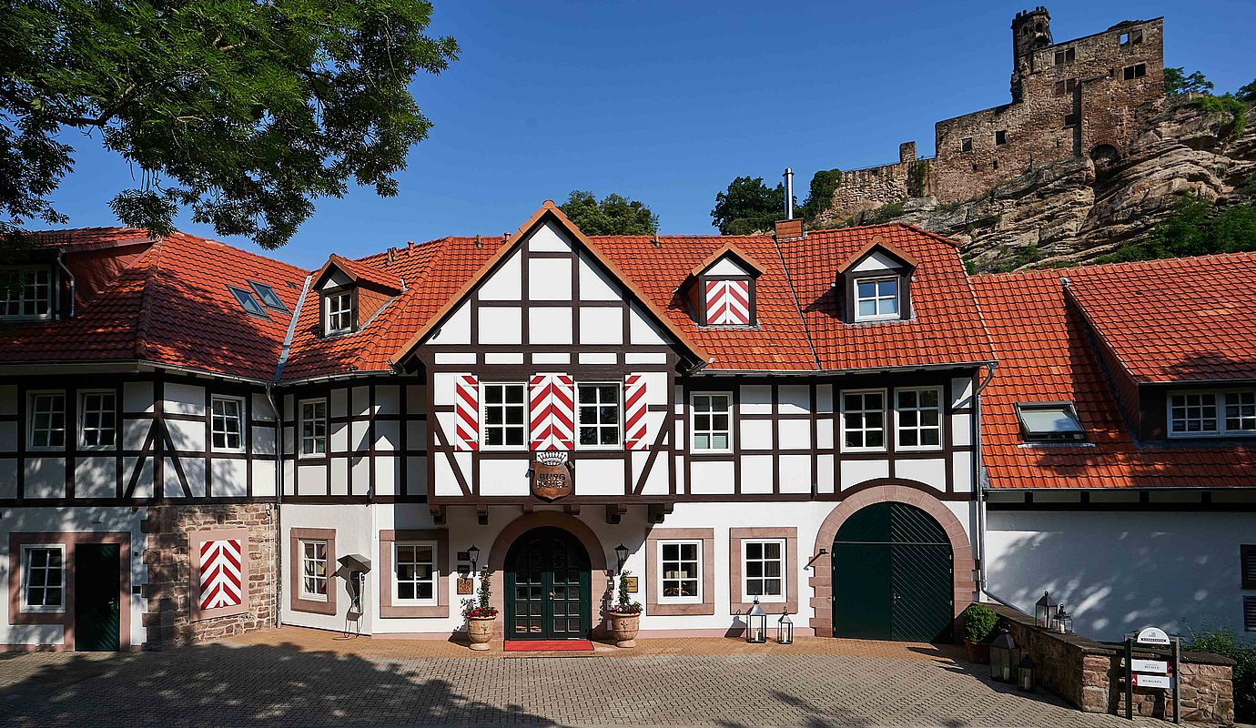Frontansicht des Hardenberg BurgHotels unter der Burgruine.